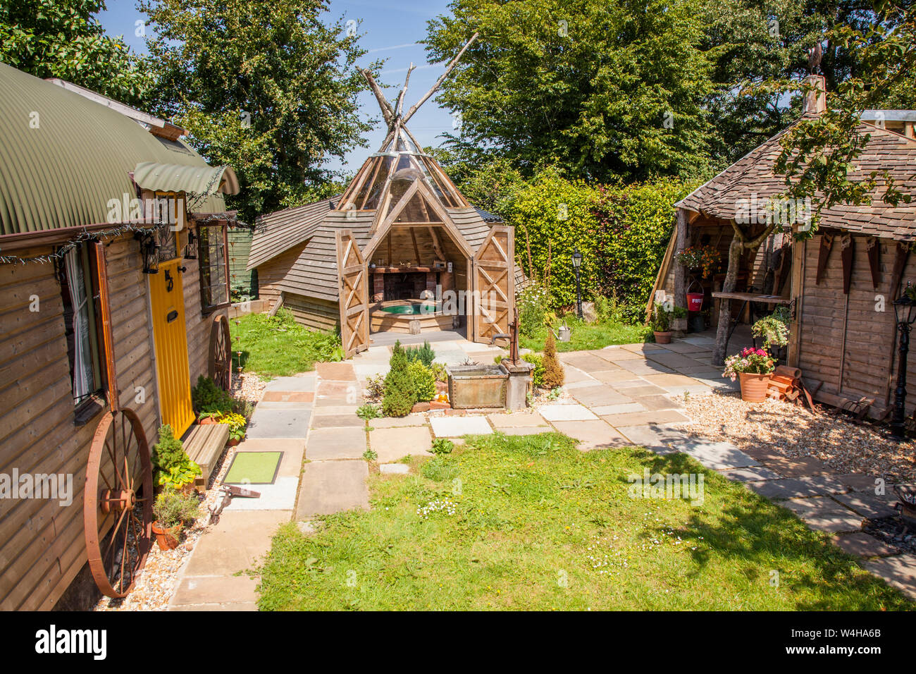 Il carro e il Wigwam vasca calda piccola casa vacanze Guest accommodation, Hattingley, Medstead, Alton, Hampshire, Inghilterra, Regno Unito. Foto Stock