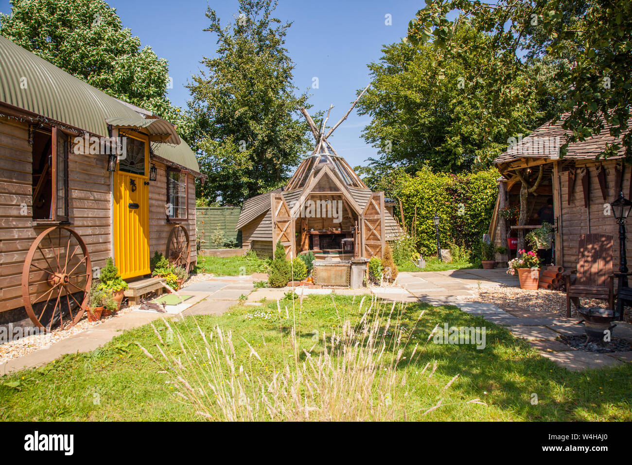 Il carro e il Wigwam vasca calda piccola casa vacanze Guest accommodation, Hattingley, Medstead, Alton, Hampshire, Inghilterra, Regno Unito. Foto Stock