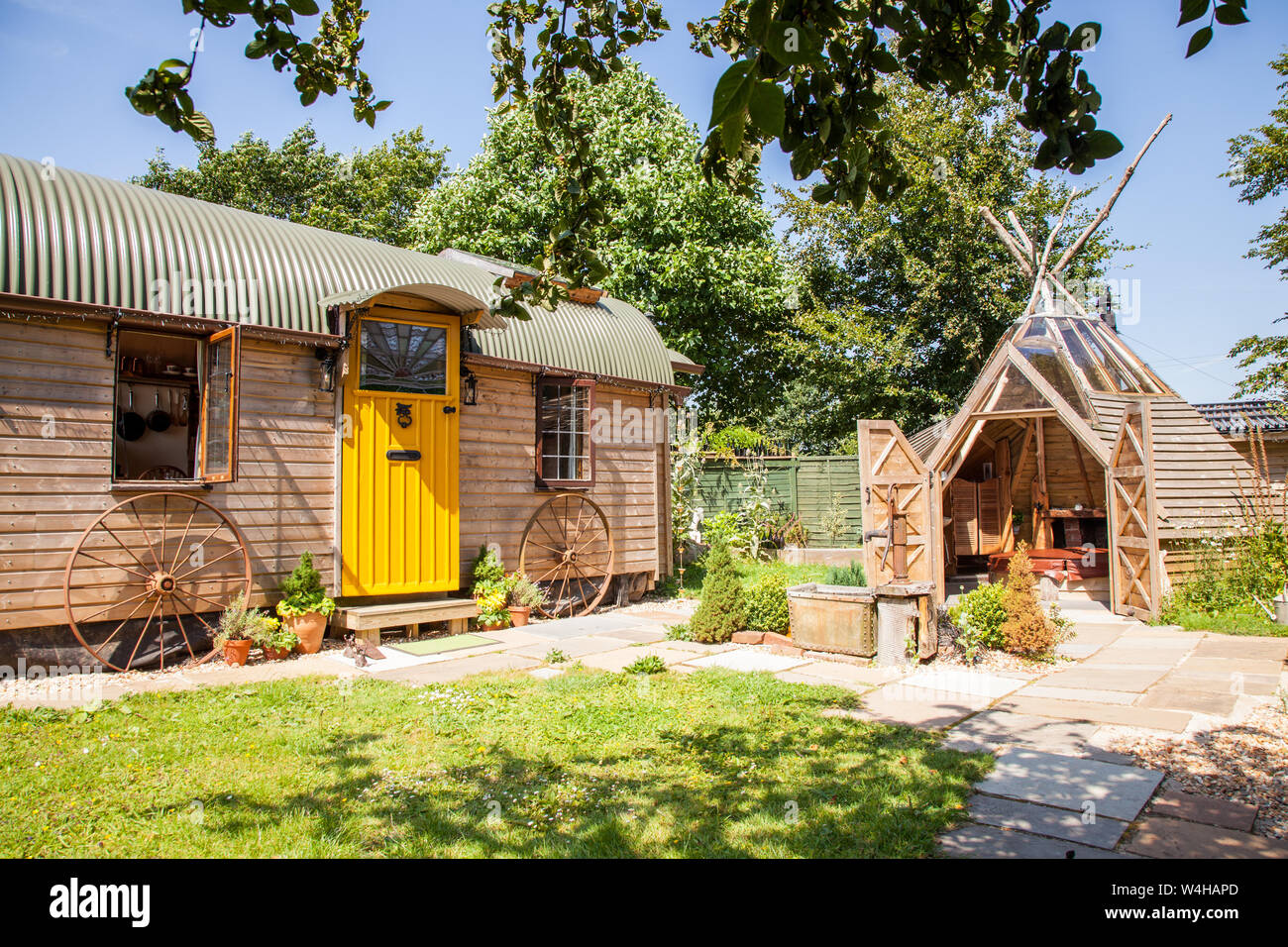 Il carro e il Wigwam vasca calda piccola casa vacanze Guest accommodation, Hattingley, Medstead, Alton, Hampshire, Inghilterra, Regno Unito. Foto Stock