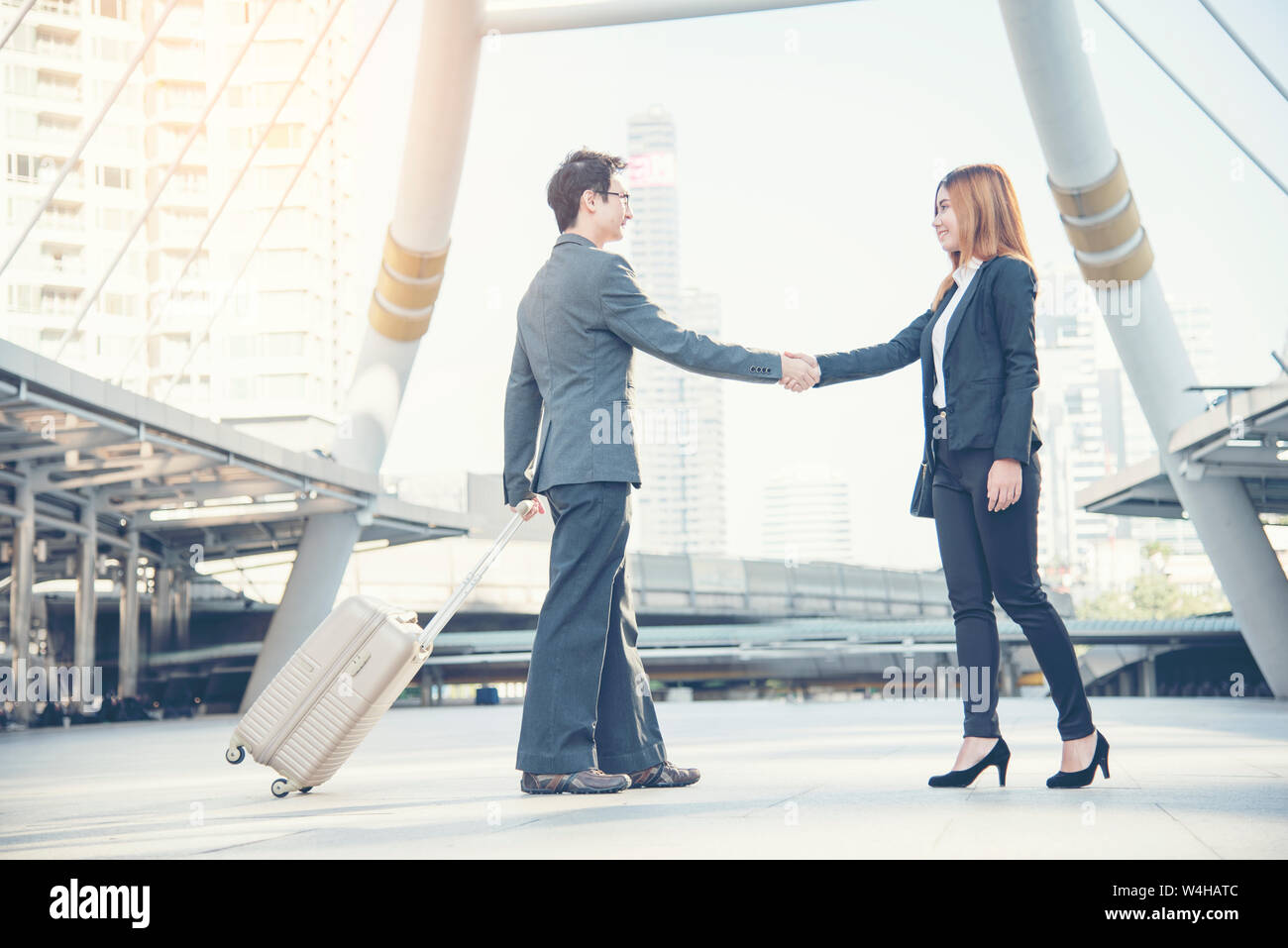 Congratulazioni al partner di collaborazione dopo la firma sul contratto. Diversi proprietari agitare le mani insieme con il proprietario per introdurre la riunione. Trustw Foto Stock