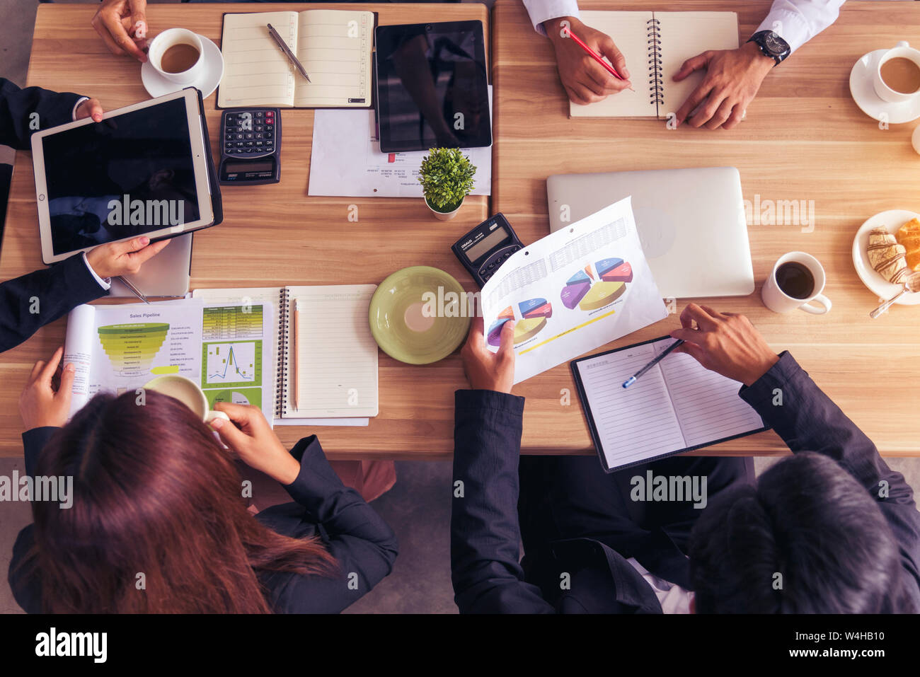 Il team di Business meeting per conferenze. Accordo di partenariato costruire il successo del lavoro di squadra. Lavoro di squadra concetto. Foto Stock