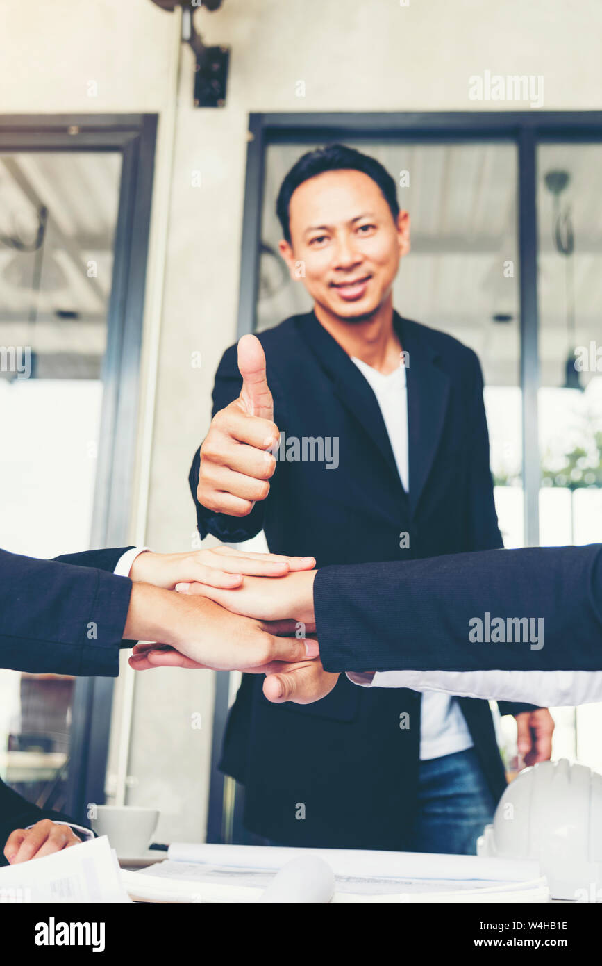 Pila mani di uomini di affari che partecipa insieme a mano. La gente di affari il lavoro di squadra relazione di collaborazione Concetto. Foto Stock