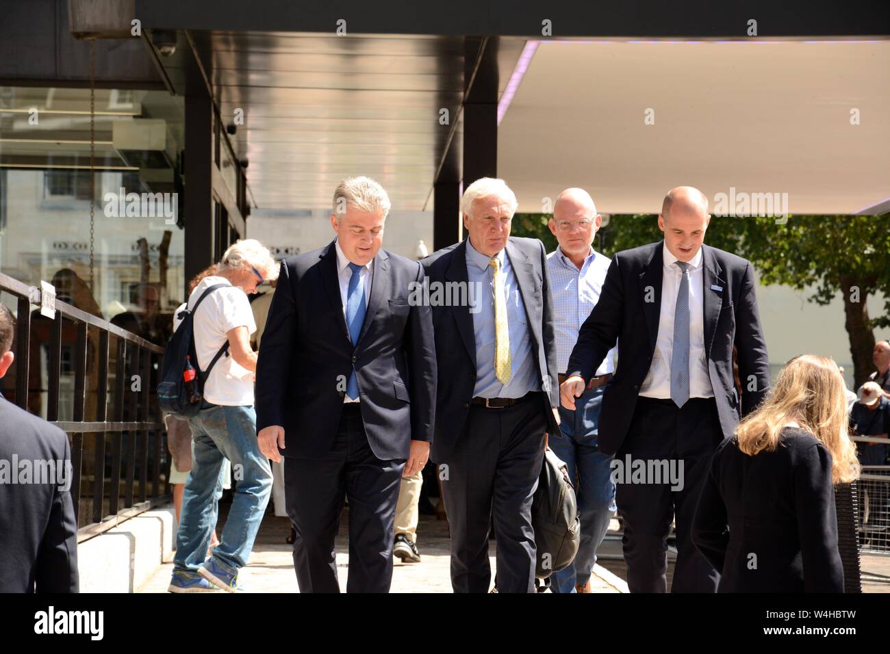 Il Tory Leadership risultato al QEII 23 luglio 2019 & i partecipanti inclusi i potenti e influenti del Partito Tory & enorme copertura stampa. Foto Stock