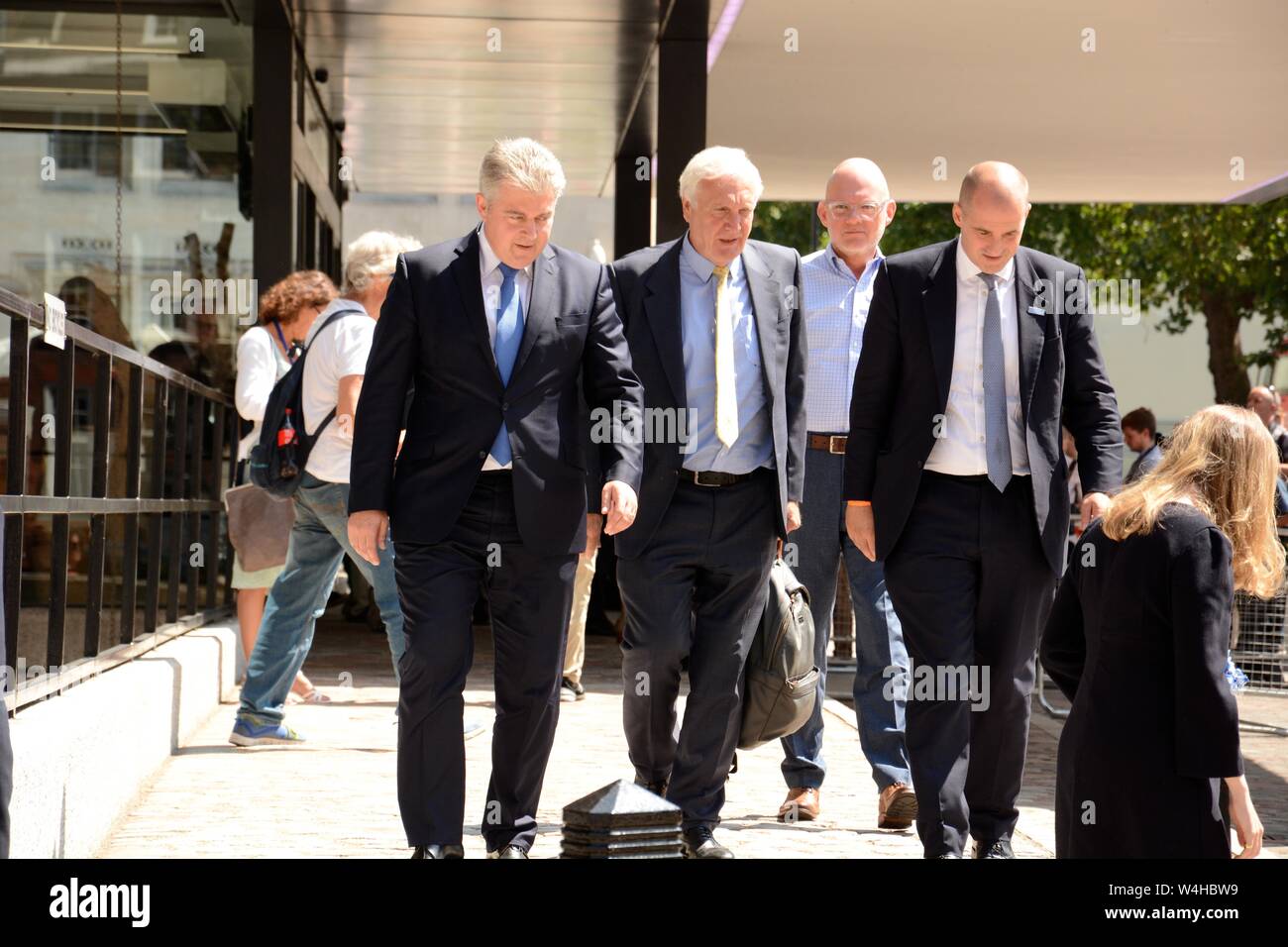 Il Tory Leadership risultato al QEII 23 luglio 2019 & i partecipanti inclusi i potenti e influenti del Partito Tory & enorme copertura stampa. Foto Stock