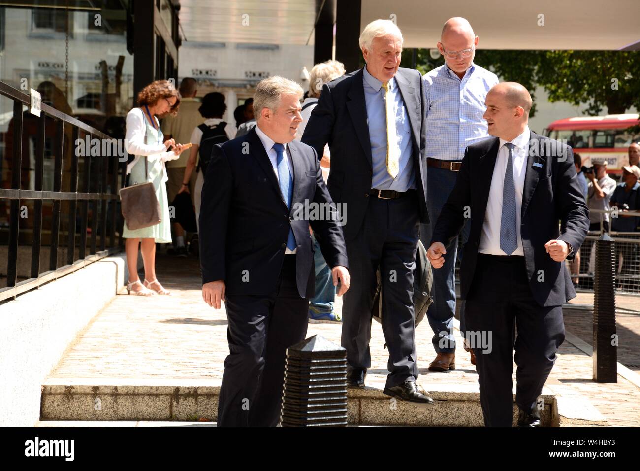 Il Tory Leadership risultato al QEII 23 luglio 2019 & i partecipanti inclusi i potenti e influenti del Partito Tory & enorme copertura stampa. Foto Stock