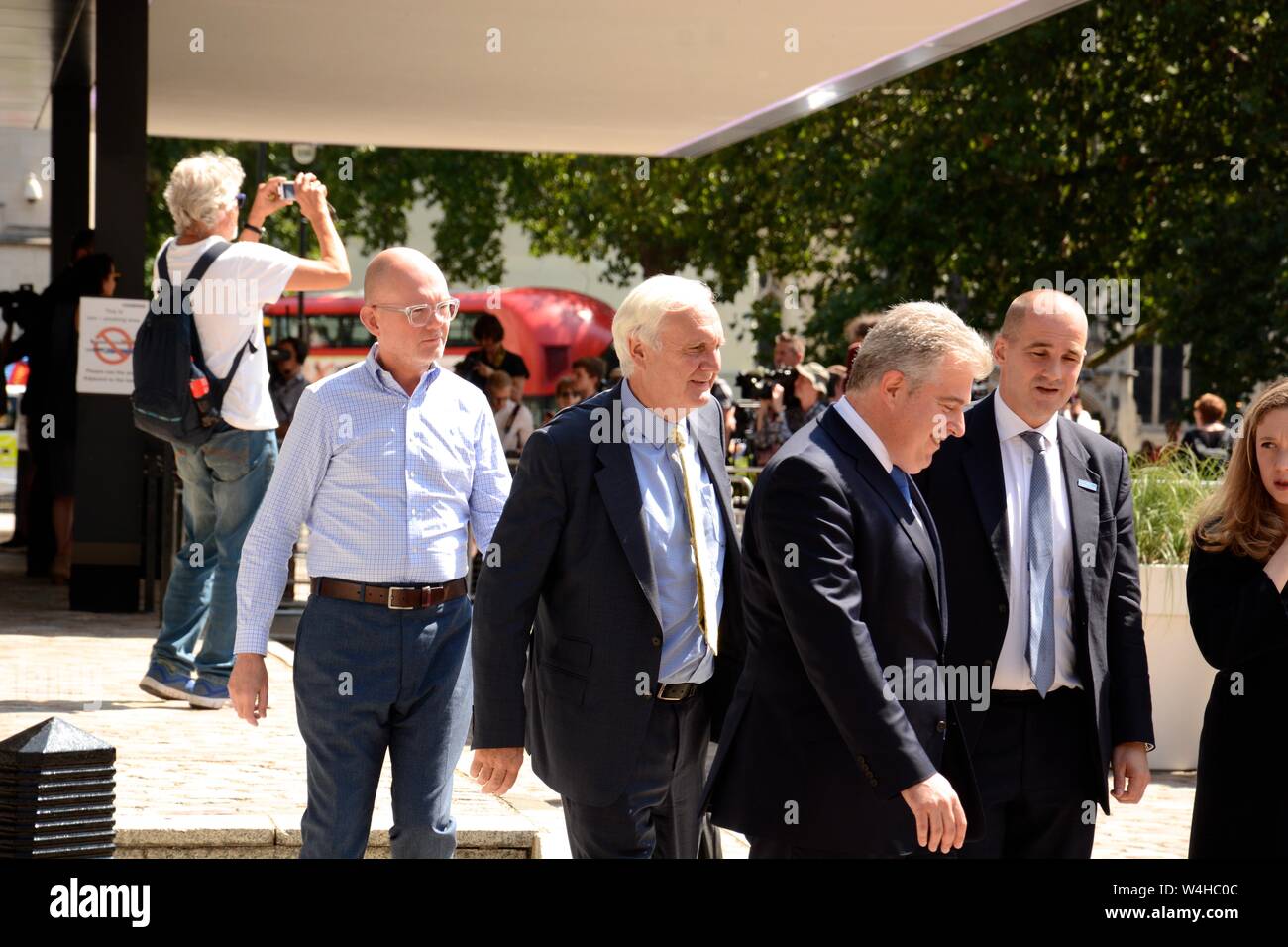 Il Tory Leadership risultato al QEII 23 luglio 2019 & i partecipanti inclusi i potenti e influenti del Partito Tory & enorme copertura stampa. Foto Stock