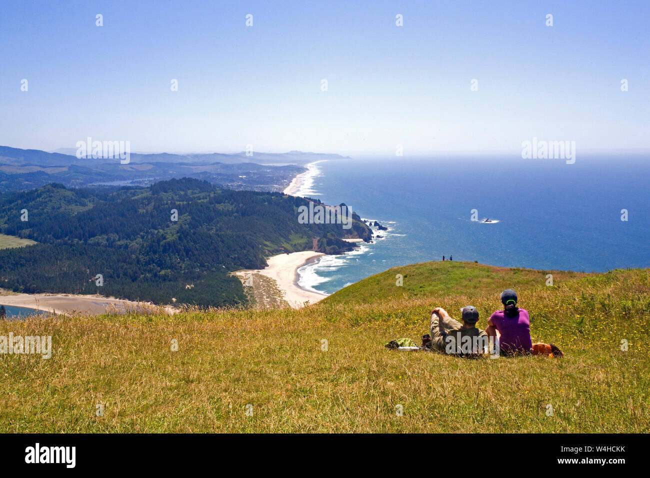 Una vista dell'Oceano Pacifico in estate dalla testa a cascata, una montagna costiera lungo la Oregon costa del Pacifico vicino alla città di Lincoln City, il minerale Foto Stock