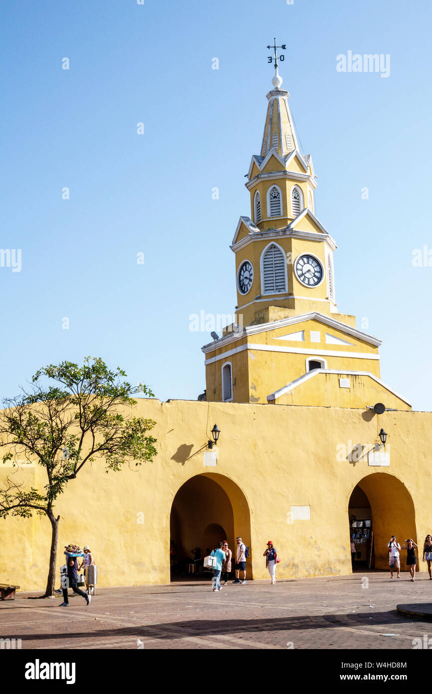 Colombia Cartagena Centro storico di Puerta del Reloj cancello principale della città orologio torre campanile pubblico giro turistico plaza visitatori Foto Stock