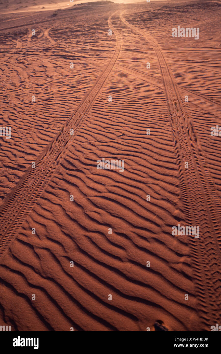 Percorsi in jeep sulla sabbia rossa nel Wadi Rum Desert in Giordania Foto Stock