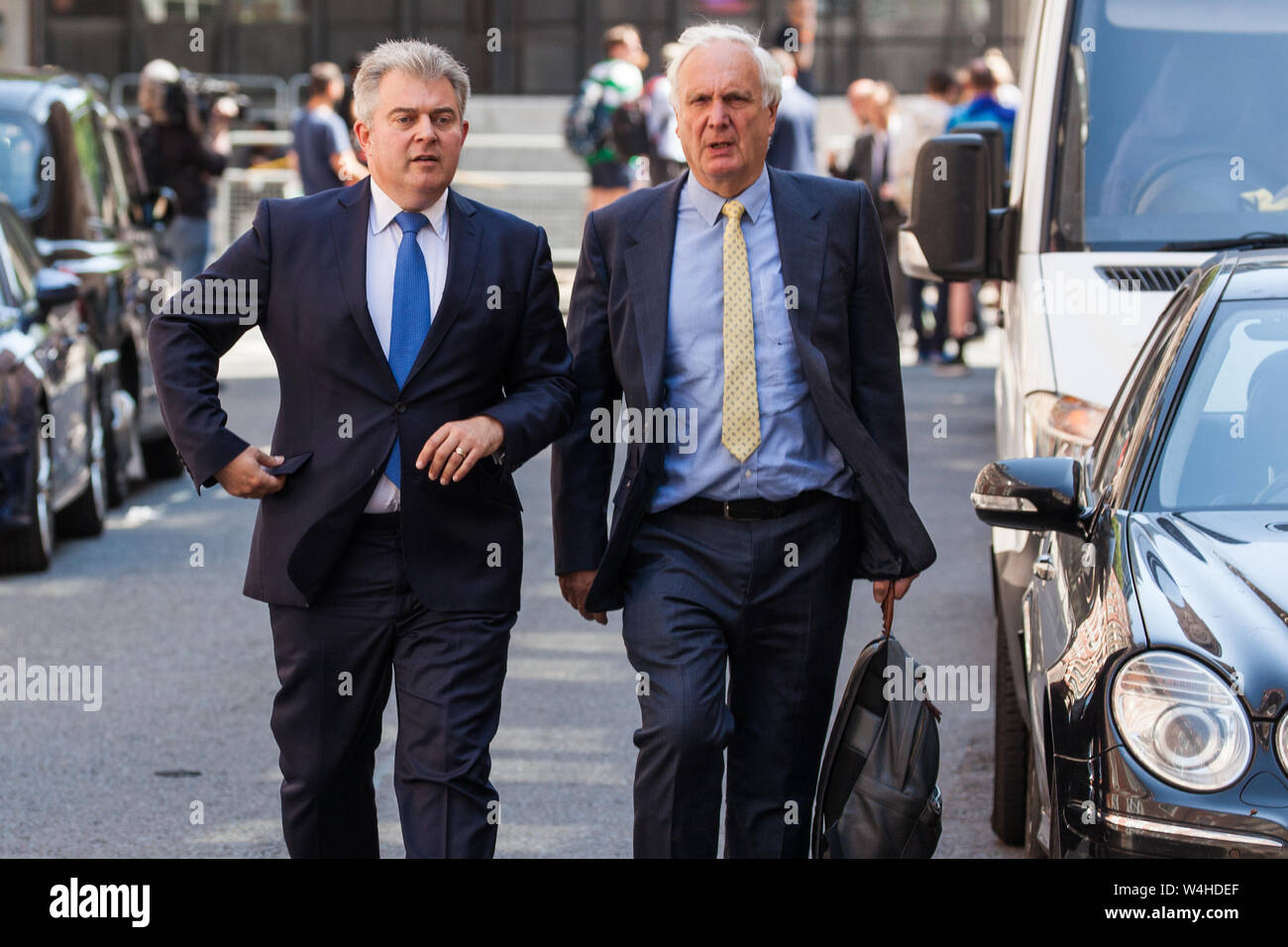 Londra, Regno Unito. 23 Luglio, 2019. Brandon Lewis (l), presidente del partito conservatore, arriva al partito della sede centrale con Sir Edward Lister (r) a seguito dell'annuncio di Boris Johnson era stato eletto come il leader del partito e avrebbe dovuto sostituire Theresa Maggio come Primo Ministro. Credito: Mark Kerrison/Alamy Live News Foto Stock