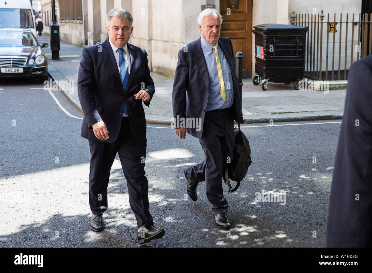 Londra, Regno Unito. 23 Luglio, 2019. Brandon Lewis (l), presidente del partito conservatore, arriva al partito della sede centrale con Sir Edward Lister (r) a seguito dell'annuncio di Boris Johnson era stato eletto come il leader del partito e avrebbe dovuto sostituire Theresa Maggio come Primo Ministro. Credito: Mark Kerrison/Alamy Live News Foto Stock