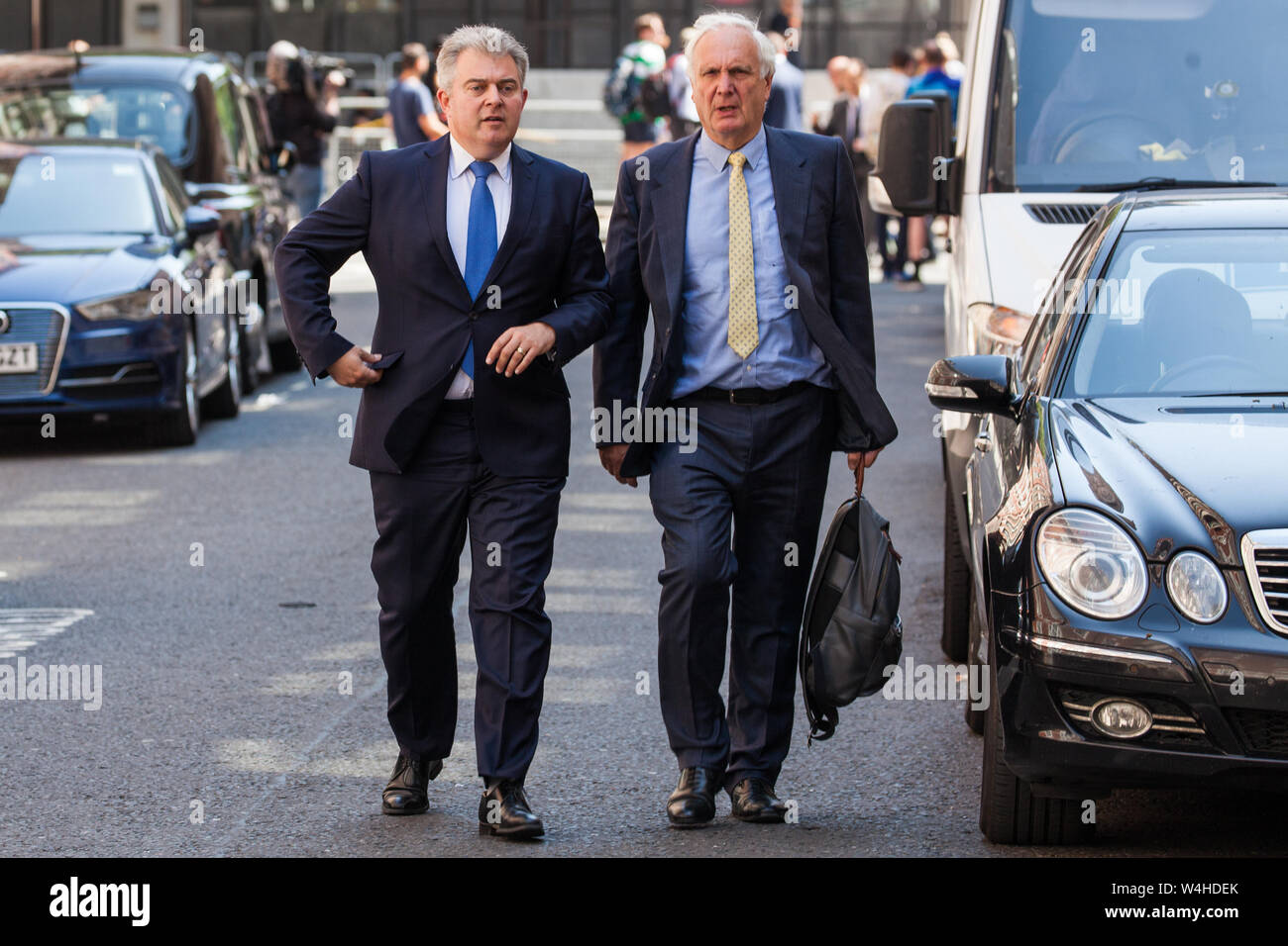 Londra, Regno Unito. 23 Luglio, 2019. Brandon Lewis (l), presidente del partito conservatore, arriva al partito della sede centrale con Sir Edward Lister (r) a seguito dell'annuncio di Boris Johnson era stato eletto come il leader del partito e avrebbe dovuto sostituire Theresa Maggio come Primo Ministro. Credito: Mark Kerrison/Alamy Live News Foto Stock