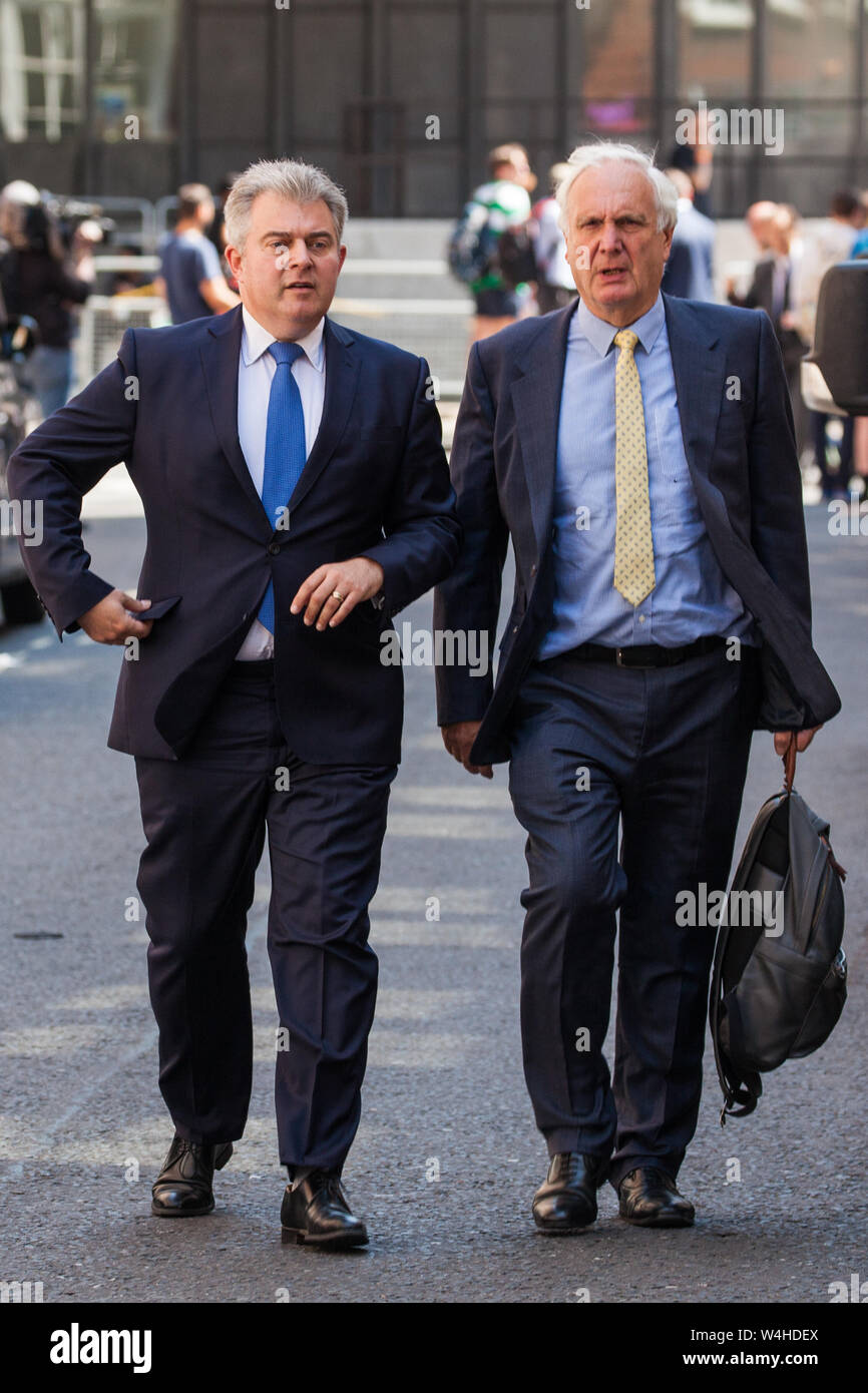 Londra, Regno Unito. 23 Luglio, 2019. Brandon Lewis (l), presidente del partito conservatore, arriva al partito della sede centrale con Sir Edward Lister (r) a seguito dell'annuncio di Boris Johnson era stato eletto come il leader del partito e avrebbe dovuto sostituire Theresa Maggio come Primo Ministro. Credito: Mark Kerrison/Alamy Live News Foto Stock