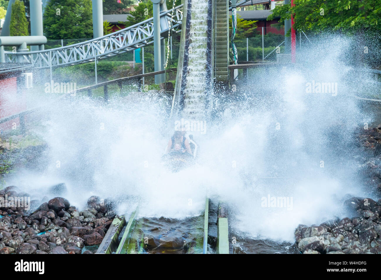 Fun water ride fiume Log in parco di divertimenti in estate Foto Stock
