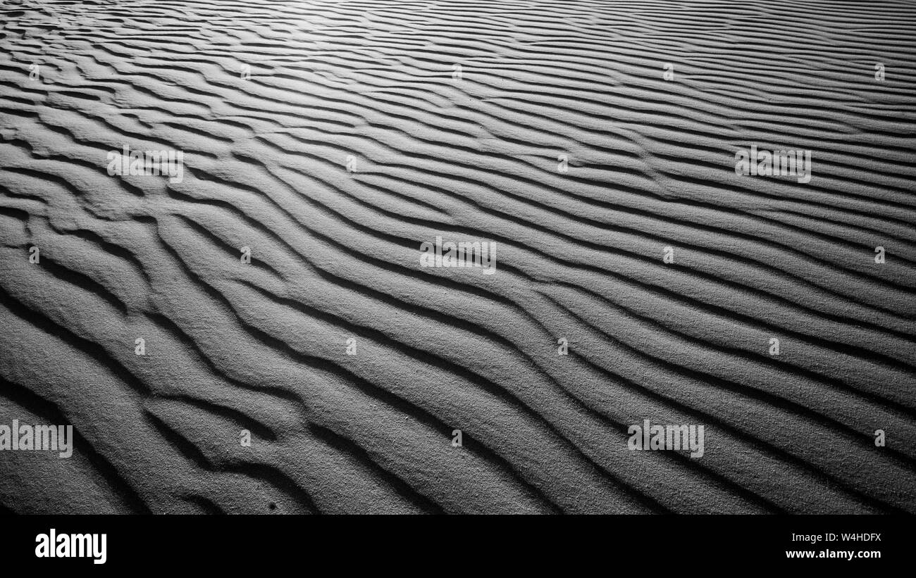 Piccole dune di sabbia nel deserto del Wadi Rum, in bianco e nero Foto Stock