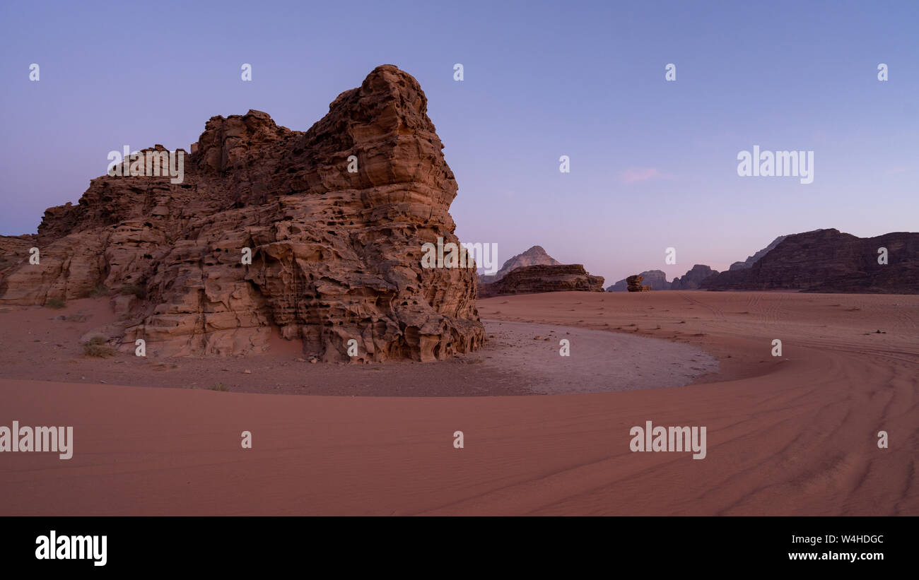 Roccia lunare formazione nel Wadi Rum Desert in Giordania Foto Stock