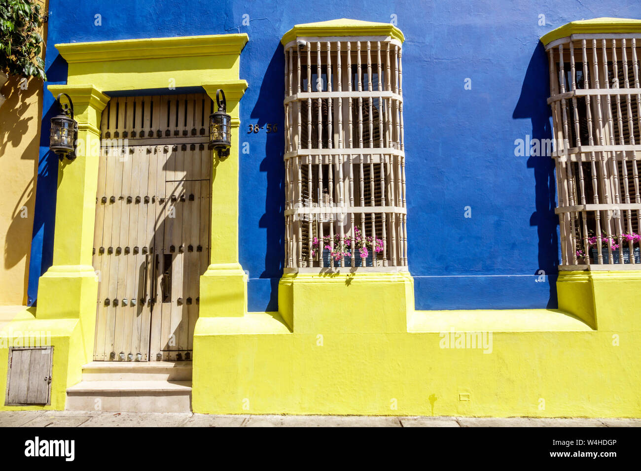 Colombia Cartagena Centro storico fortificato Centro storico restaurato coloniale home architettura facciata colori luminosi giallo blu finestra in legno gr Foto Stock