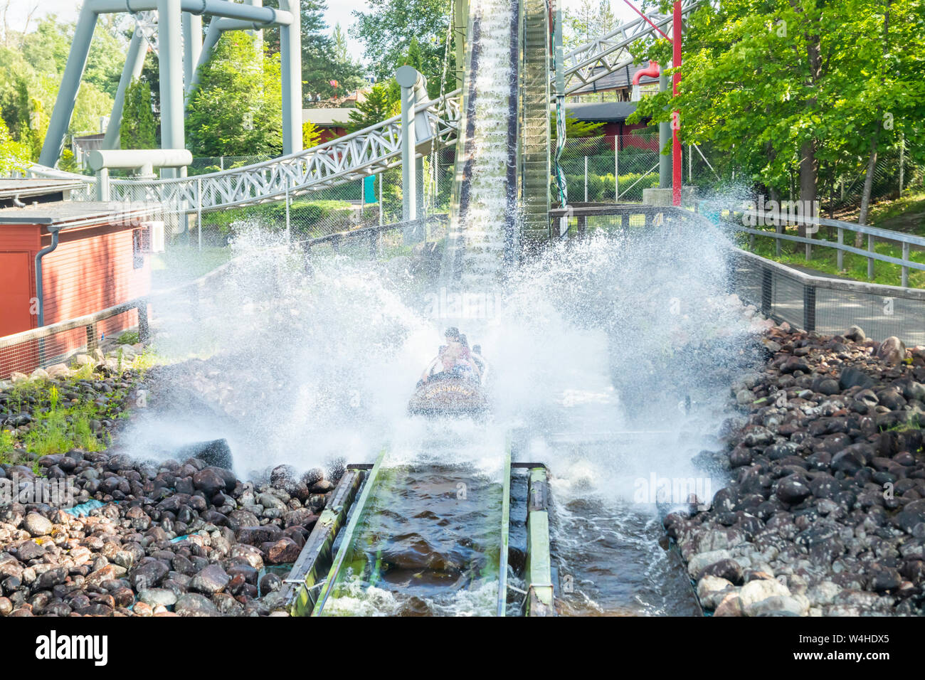 Fun water ride fiume Log in parco di divertimenti in estate Foto Stock