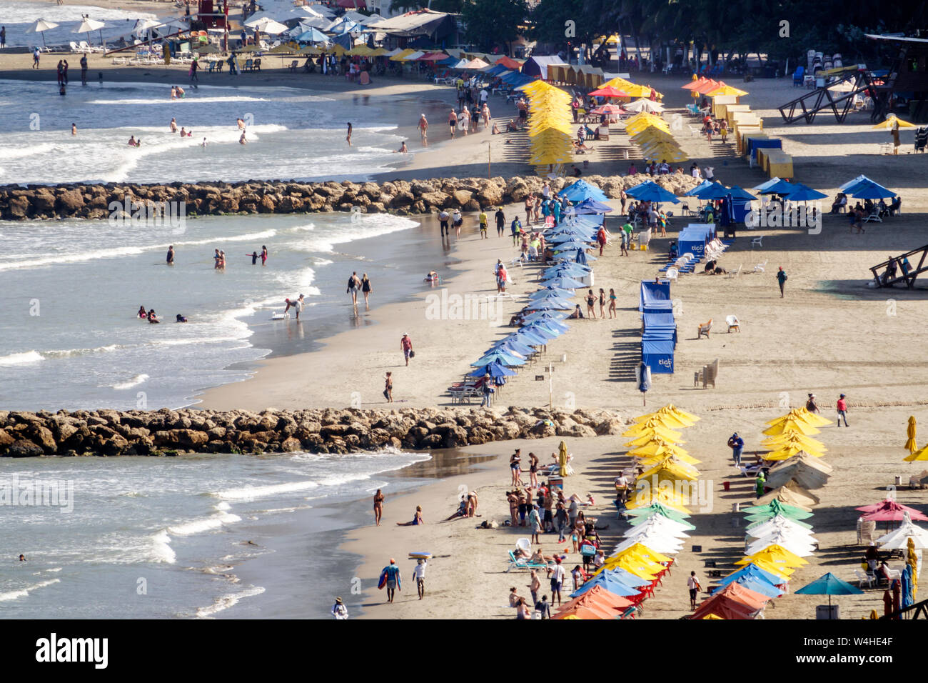 Colombia Cartagena Bocagrande Caraibi Mare spiaggia pubblica sabbia ombrelloni Autonoleggio Ispanico Ispanico Latino Latino Latino Ethnics immi Foto Stock