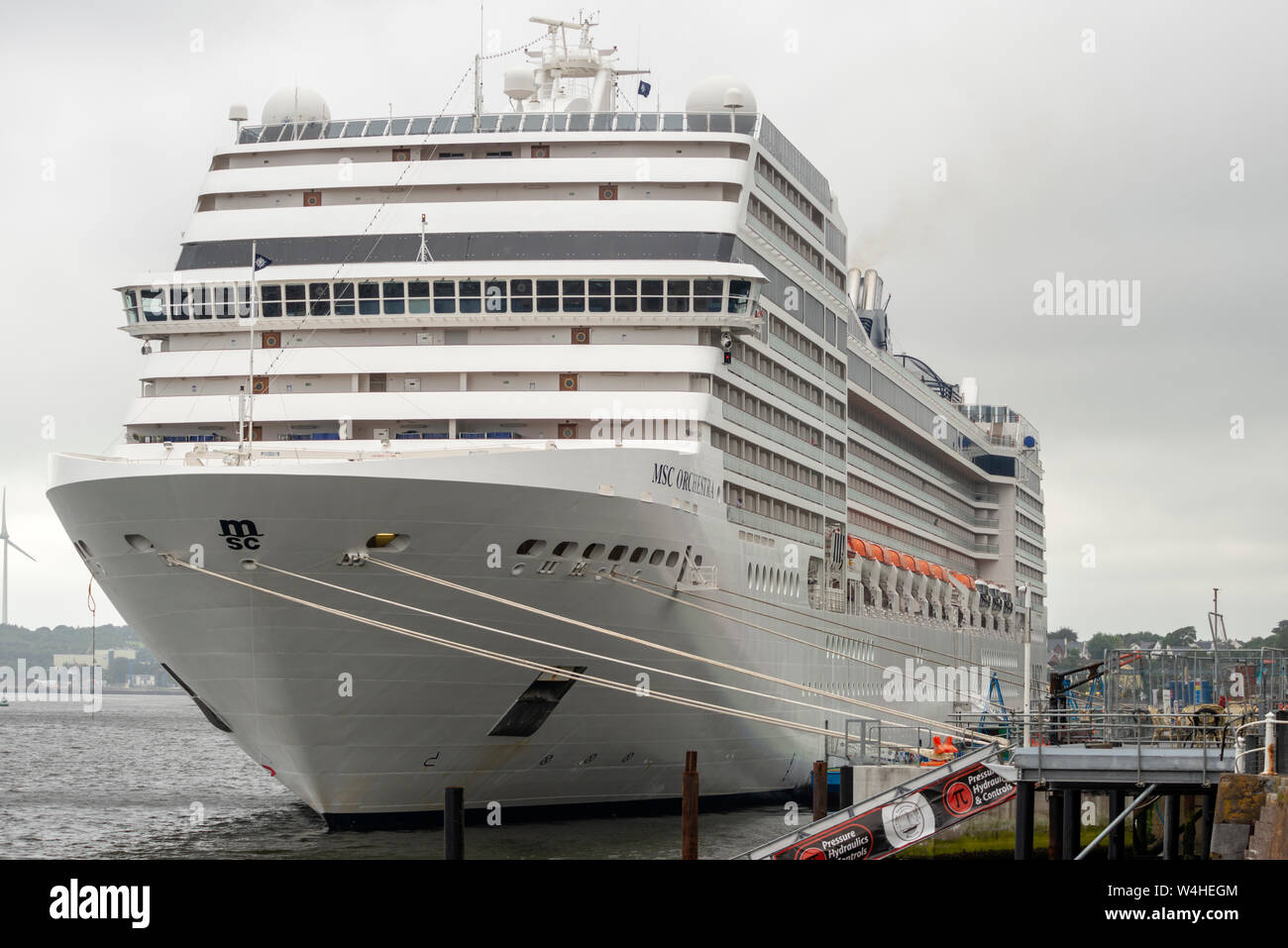 La nave da crociera MSC Orchestra e la linea passeggeri al terminal delle navi da crociera e al porto di Cobh, Cobh, County Cork, Irlanda Foto Stock