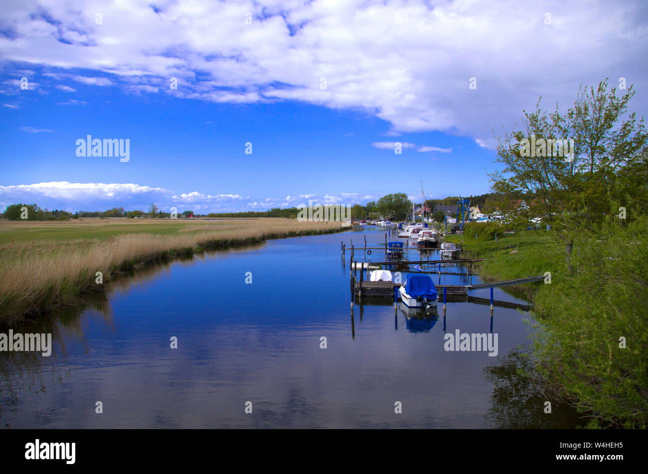 Il posto barca sul fiume che porta al lago. Un luogo per una vacanza attiva o di riposo. Germania, Mecklenburg, Barth. Foto Stock
