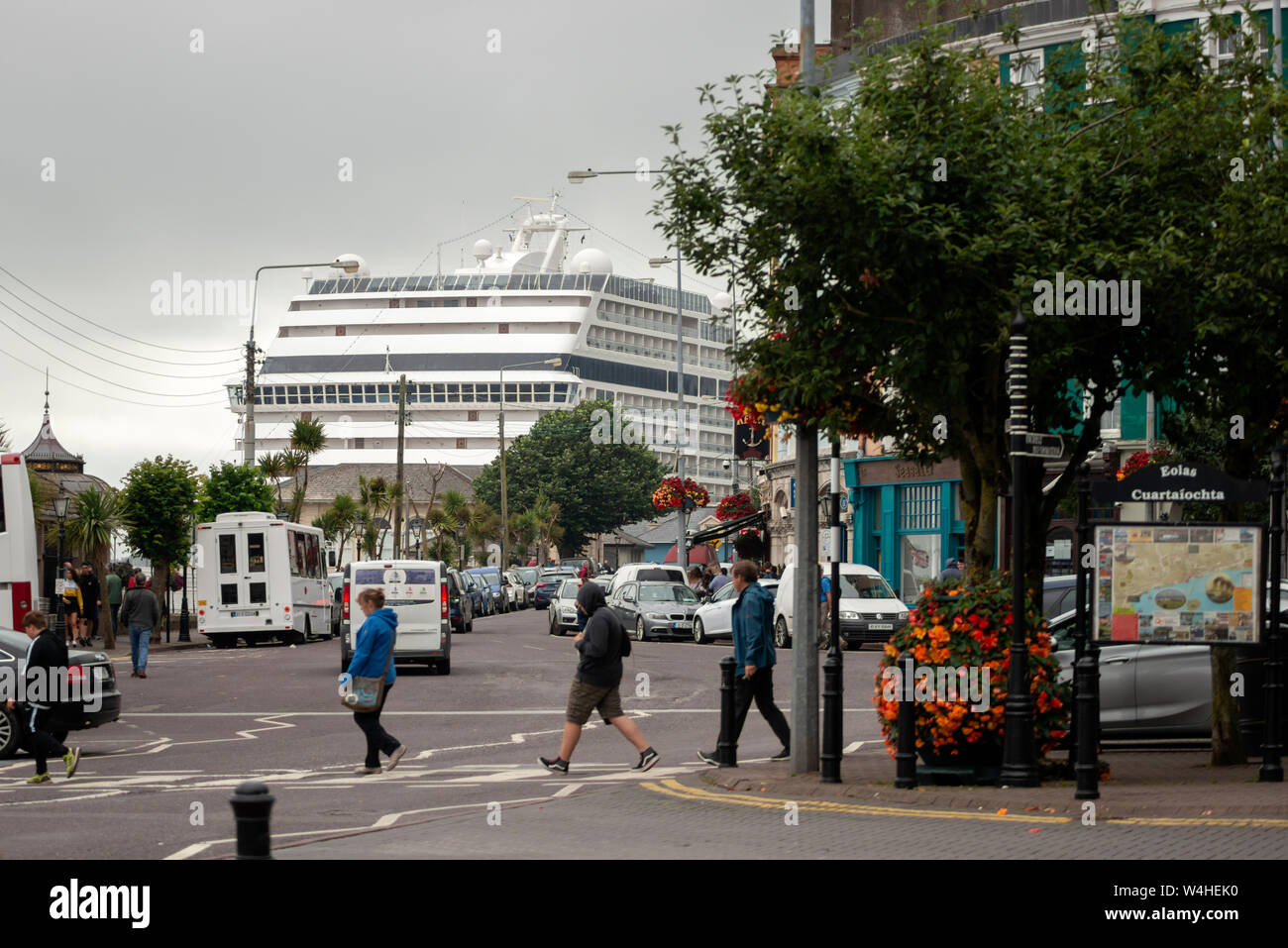 La nave da crociera MSC Orchestra domina il panorama visto da East Beach Street a Cobh, nella contea di Cork, Irlanda Foto Stock