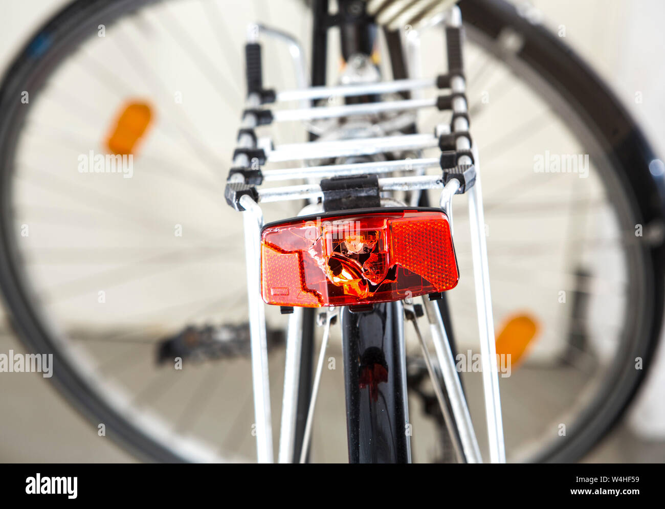 Faro posteriore difettoso su una bicicletta, Foto Stock
