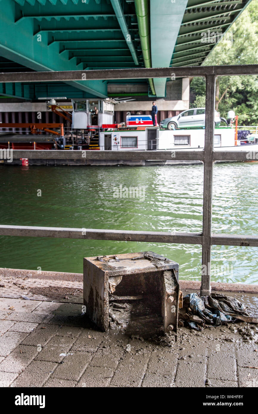 Rubato, rotte sicure, che fu affondato dopo la partenza in Rhein-Herne-Kanal, vicino a Gelsenkirchen, Germania, trovati dalla polizia subacquei, Foto Stock