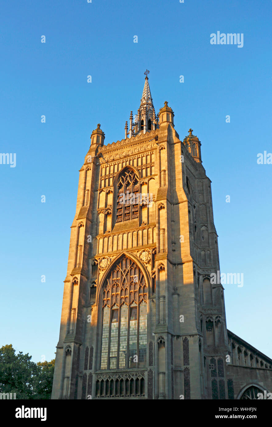 Una vista della torre della chiesa di St Peter Mancroft in una serata estiva nel centro città di Norwich, Norfolk, Inghilterra, Regno Unito, Europa. Foto Stock