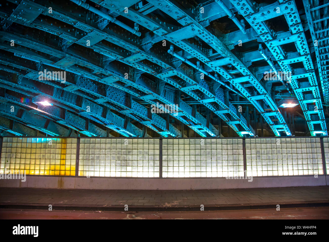 Sottopassaggio, illuminato, Ursulastra§e a Colonia, alla stazione principale Foto Stock