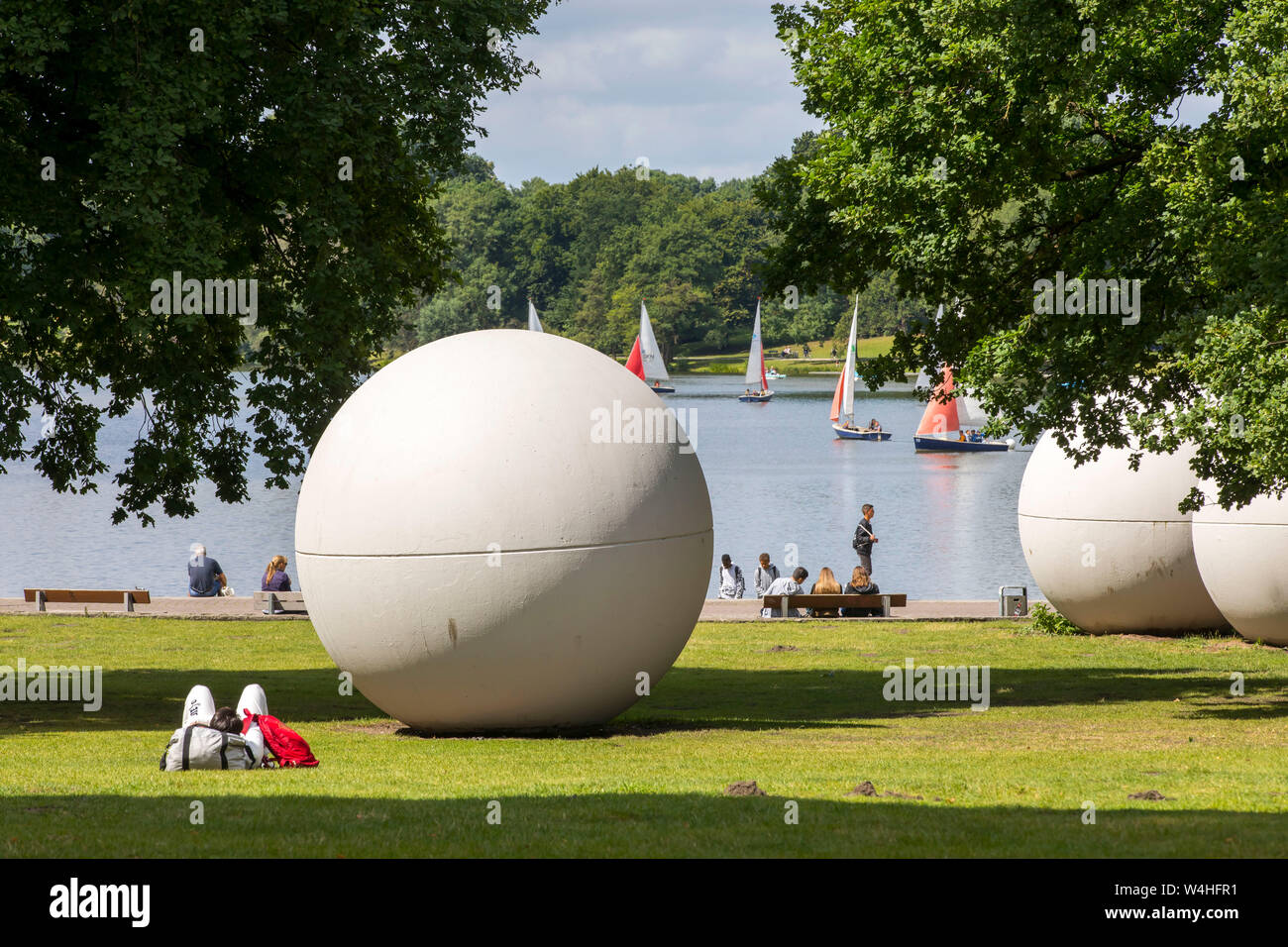 Il lago Aasee in MŸnster,Germania, oggetti d'arte 'Poolballs Gigante", barche a vela, Foto Stock