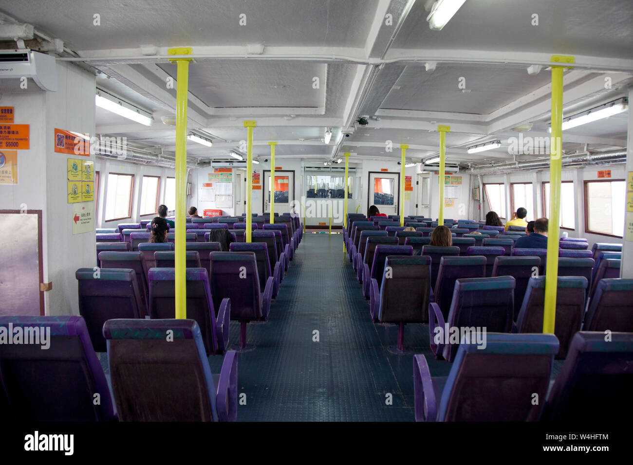 5 dicembre 2011: Porto di Hong Kong - Interno della traversata in traghetto dall'Isola di Lantau a Hong Kong Foto Stock