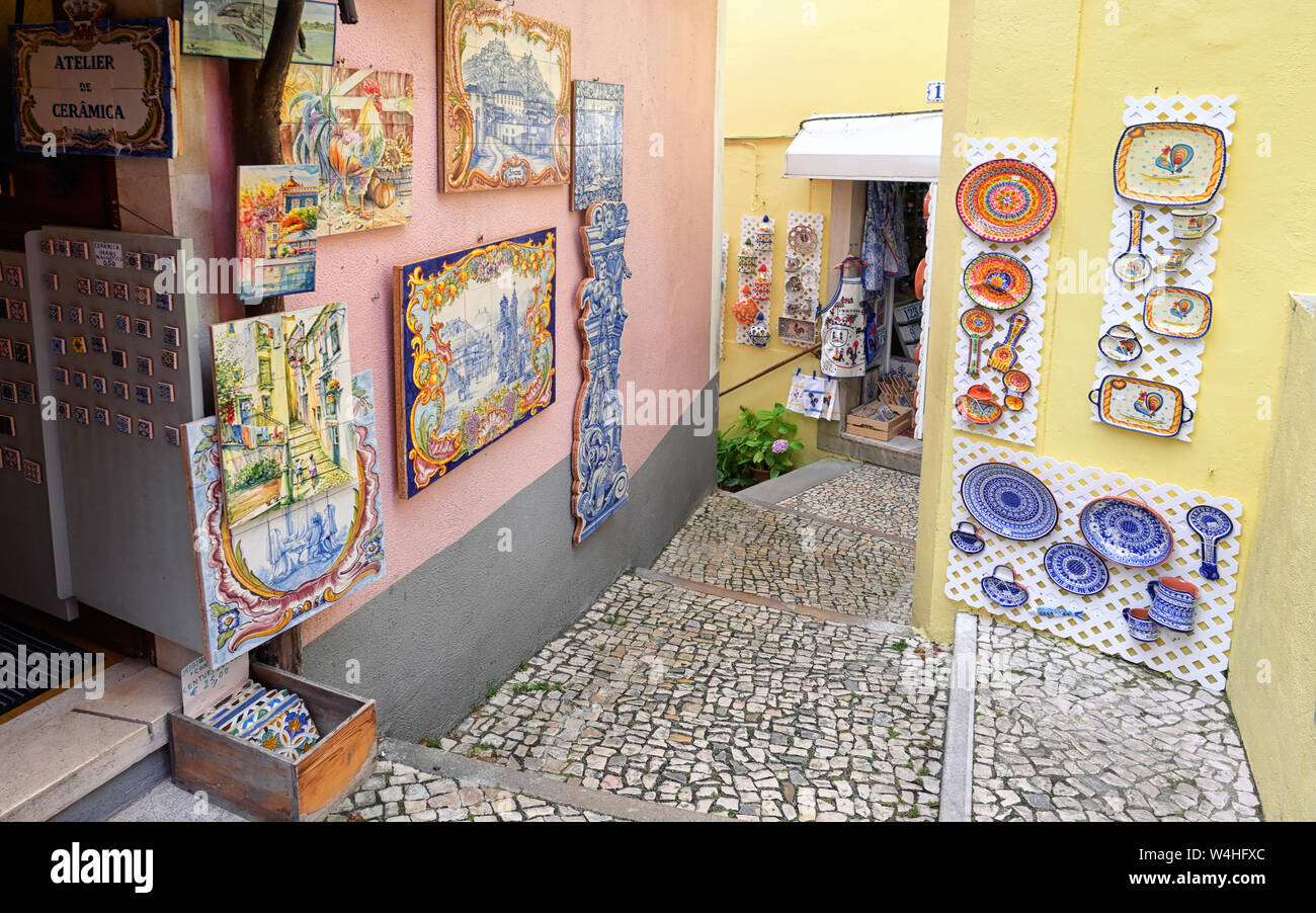 Negozio di ceramica e strade a Sintra, Portogallo Foto Stock
