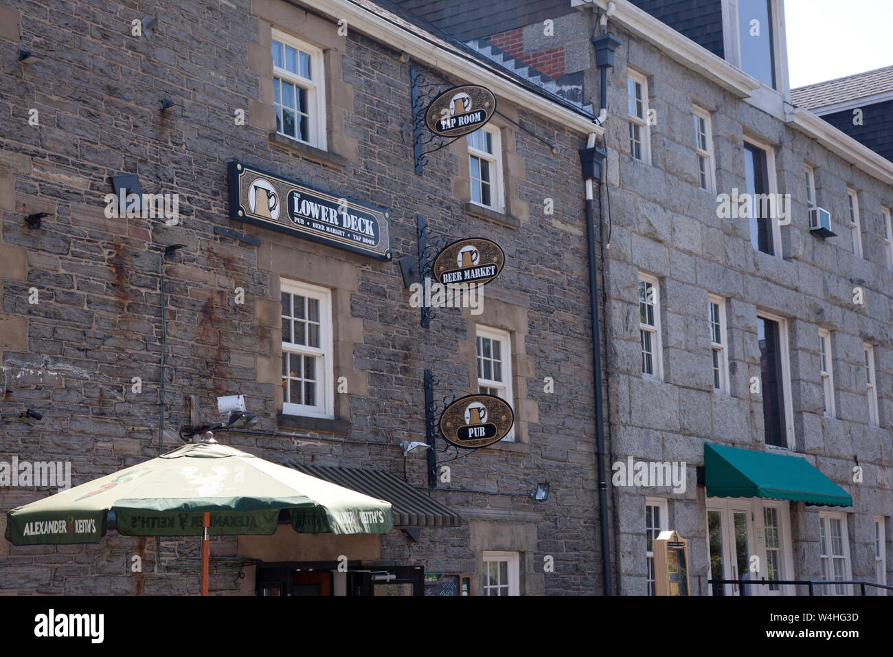 Halifax, Nova Scotia- Luglio 16, 2012: esterno del ristorante del centro cittadino e di un nightclub il ponte inferiore Foto Stock