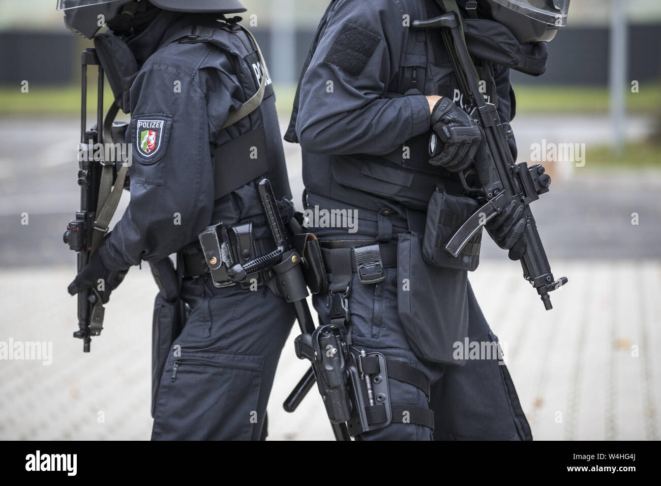 La polizia antisommossa, funzionari di polizia, con pieno equipaggiamento protettivo e MP5 dei mitra, Foto Stock
