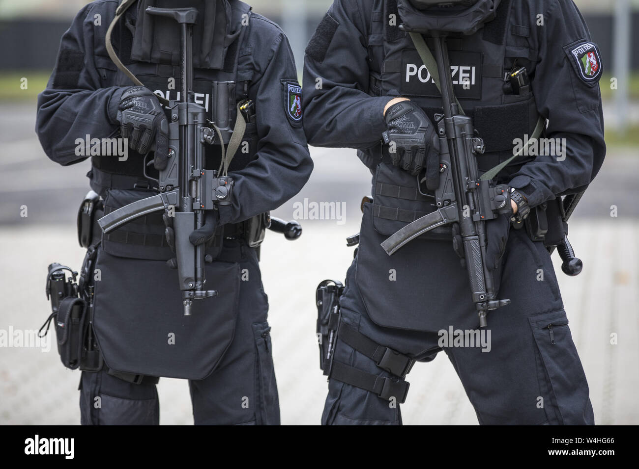 La polizia antisommossa, funzionari di polizia, con pieno equipaggiamento protettivo e MP5 dei mitra, Foto Stock