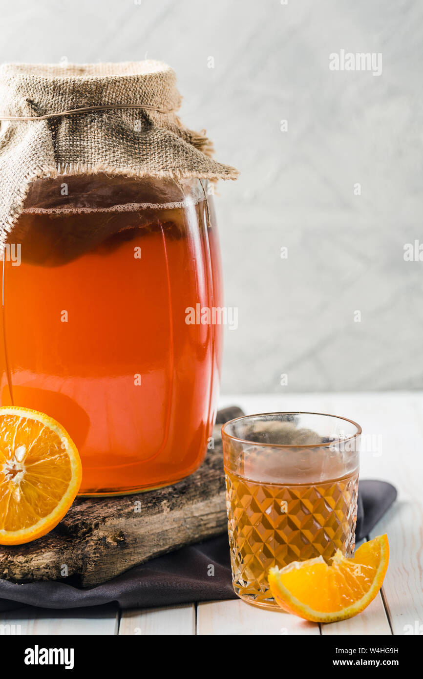 Al tè al Kombucha drink con batteri benefici di legno su sfondo bianco vista laterale con copyspace. Per una sana alimentazione. Foto Stock