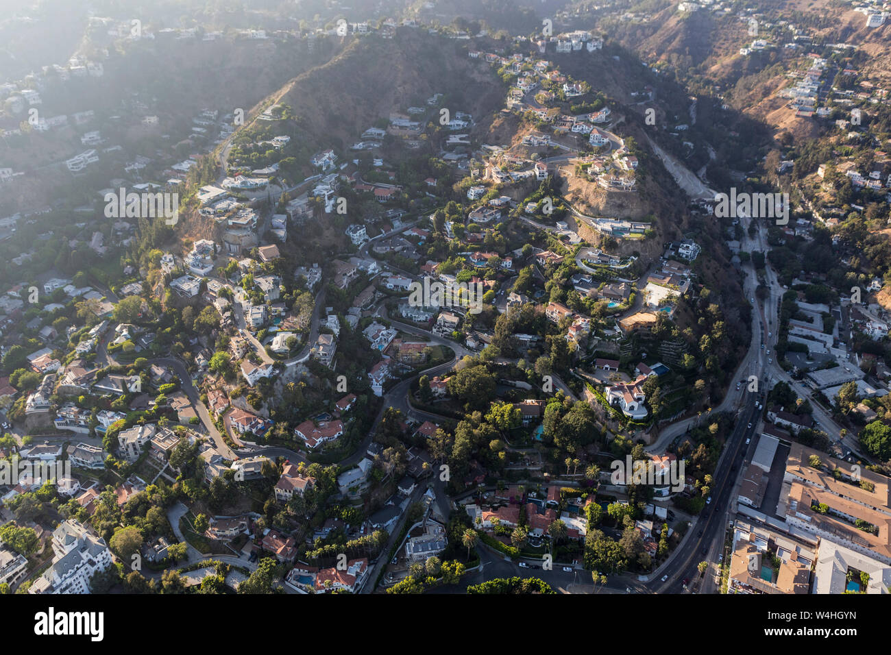 Vista aerea del ripido pendio case vicino a Laurel Canyon Blvd nelle colline sopra West Hollywood e Los Angeles, California. Foto Stock