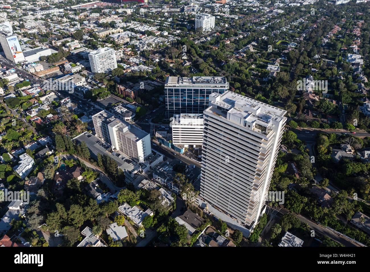 Contea di Los Angeles, California, Stati Uniti d'America - 6 Agosto 2016: Pomeriggio Vista aerea del Sunset Blvd a Doheny Road in West Hollywood. Foto Stock