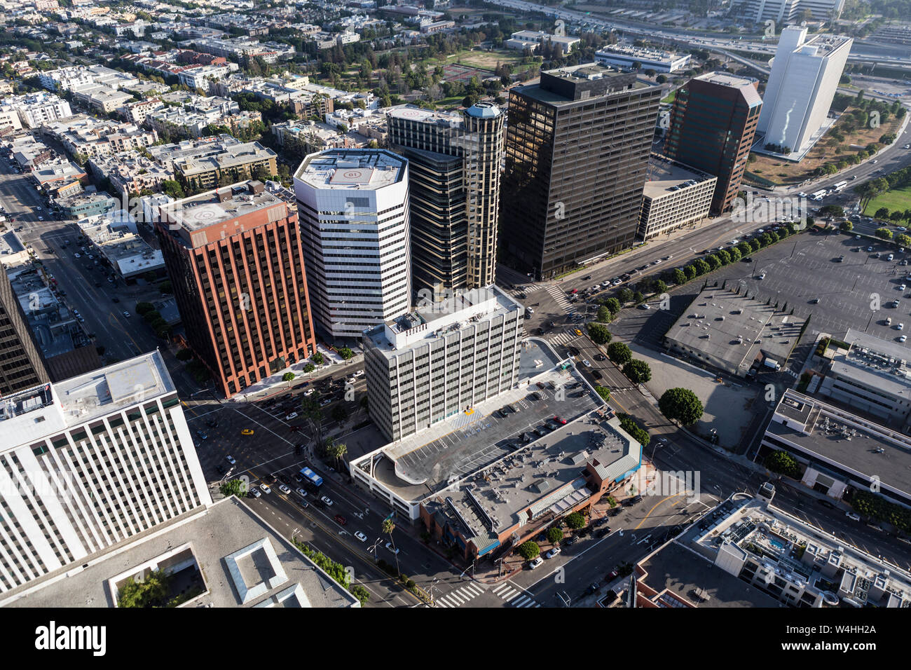 Vista aerea degli edifici lungo il Wilshire Blvd vicino a Westwood e l'autostrada 405 in Los Angeles, California. Foto Stock