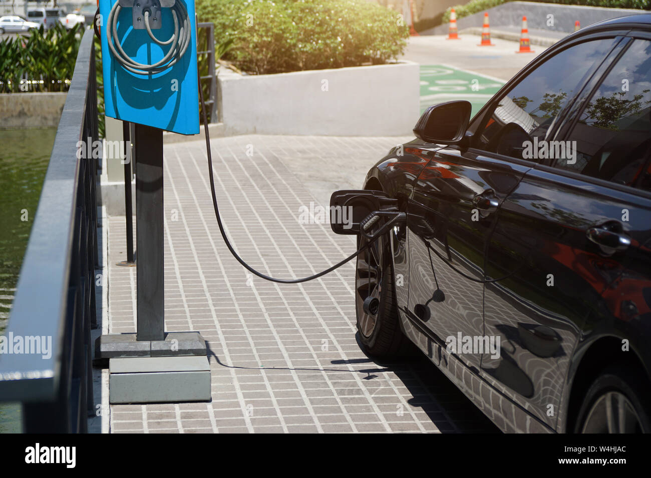 Le automobili elettriche sono in carica energia elettrica per memorizzare in batterie per auto. Le automobili elettriche sono diventati popolari in tutto il mondo per ridurre l'inquinamento atmosferico. Foto Stock