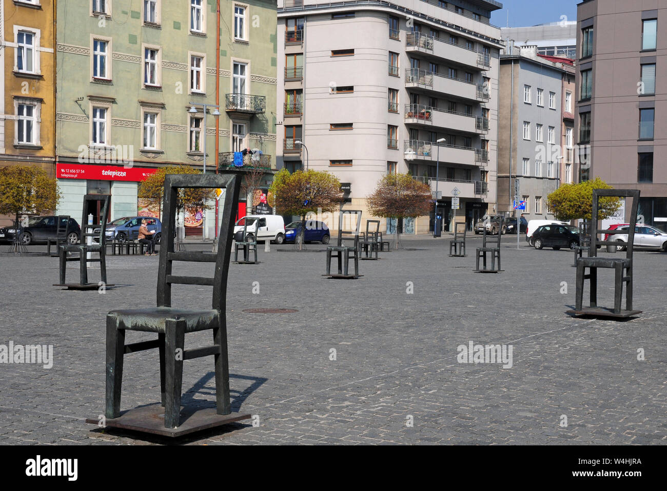 Alcune delle sedie nel monumento, il Ghetto Piazza degli Eroi, Cracovia,  della Piccola Polonia Foto stock - Alamy