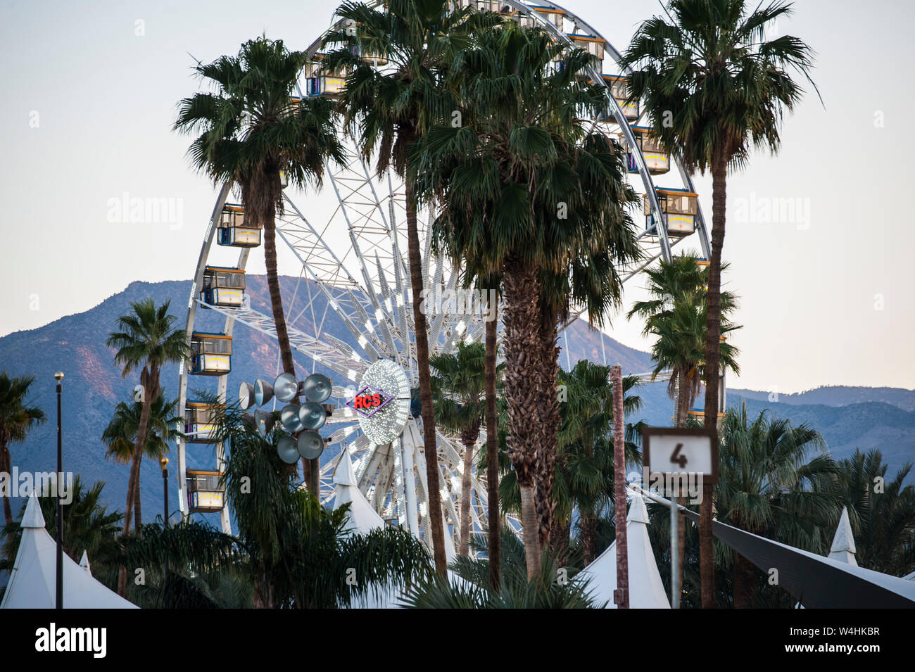 Ruota panoramica Ferris e palme a Coachella Music Festival Foto Stock