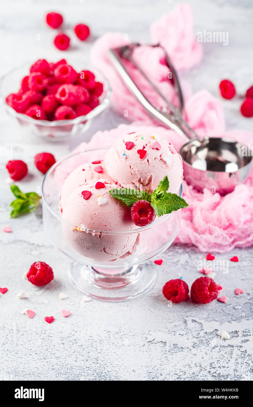 Gelato al lampone sfere con bacche e foglie di Menta in vaso Foto Stock