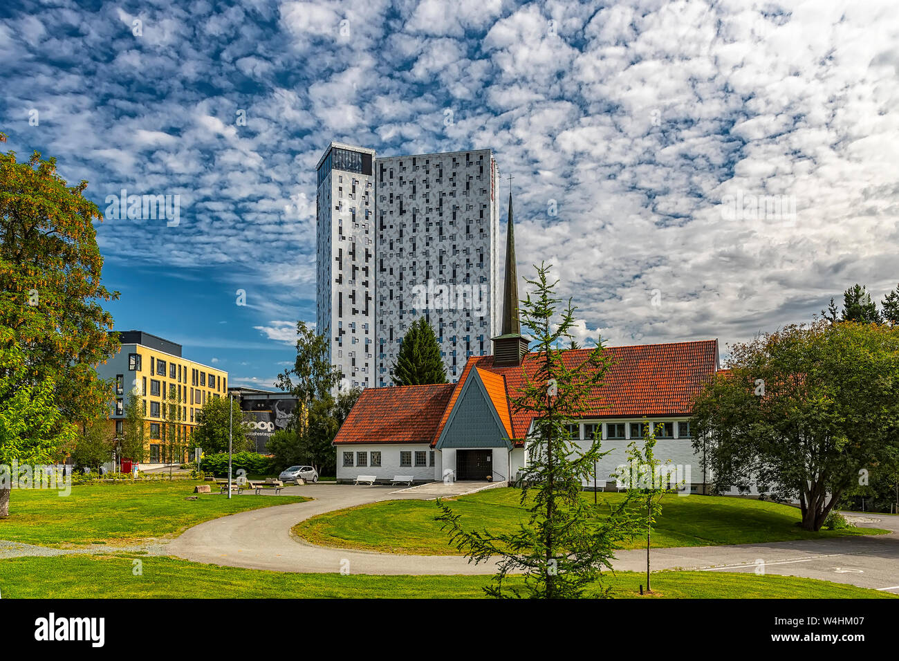 TRONDHEIM, Norvegia - 18 luglio 2019: uno di Norvegia il più grande centro congressi e tra il mondo più edifici ecologicamente. Con il tirante Foto Stock