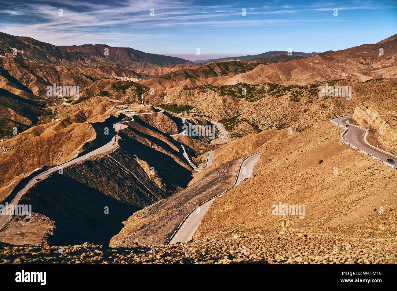 Molte strada si trasforma in una famosa strada di montagna Tizi N'Tichka in montagne Atlas Marocco Africa sulla giornata di sole Foto Stock