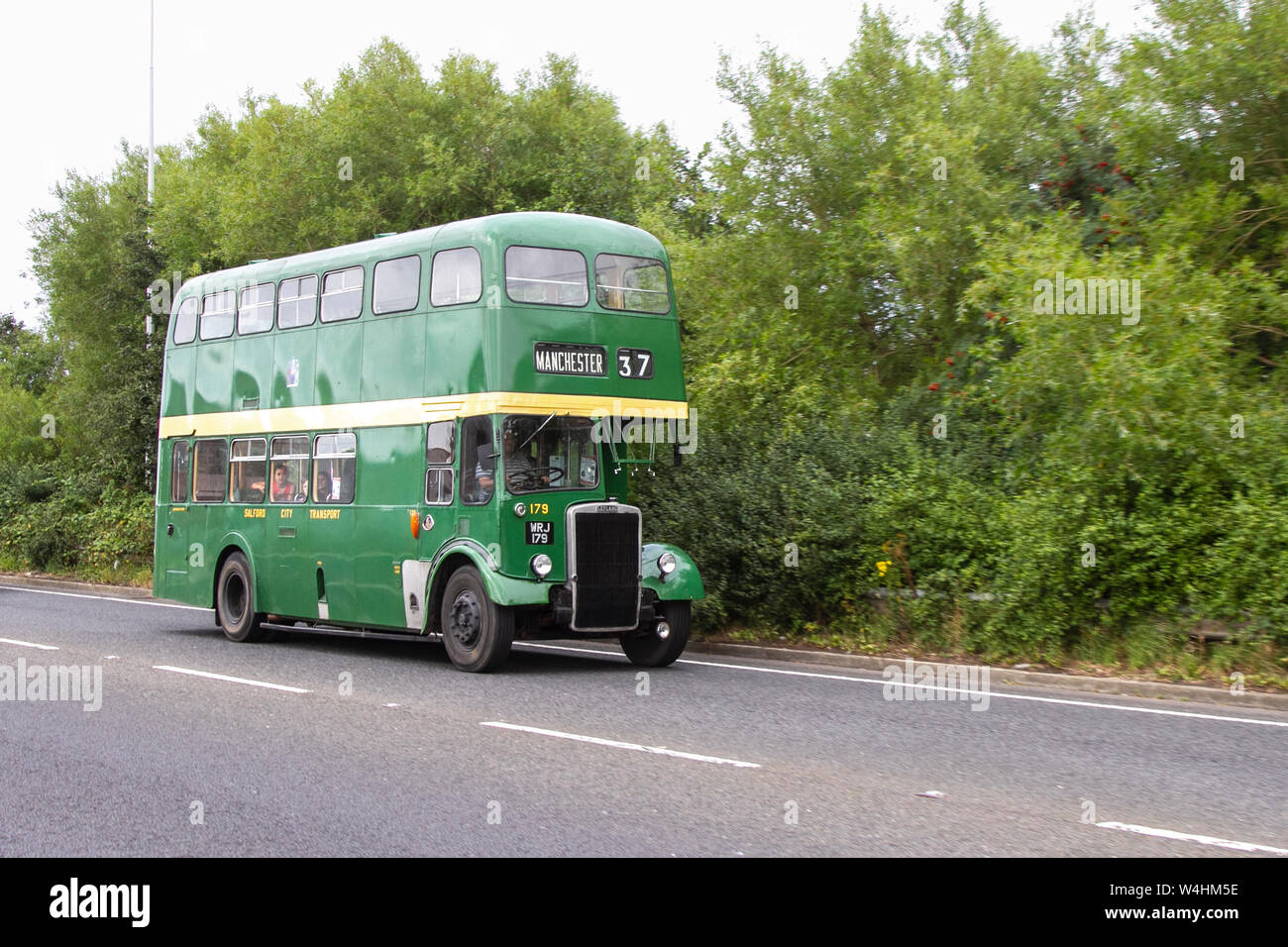 1963 60s Leyland verde crema autobus a due piani; Domenica 2019; un festival dei trasporti che si svolge nella città balneare di Fleetwood, Lancashire, Regno Unito Foto Stock
