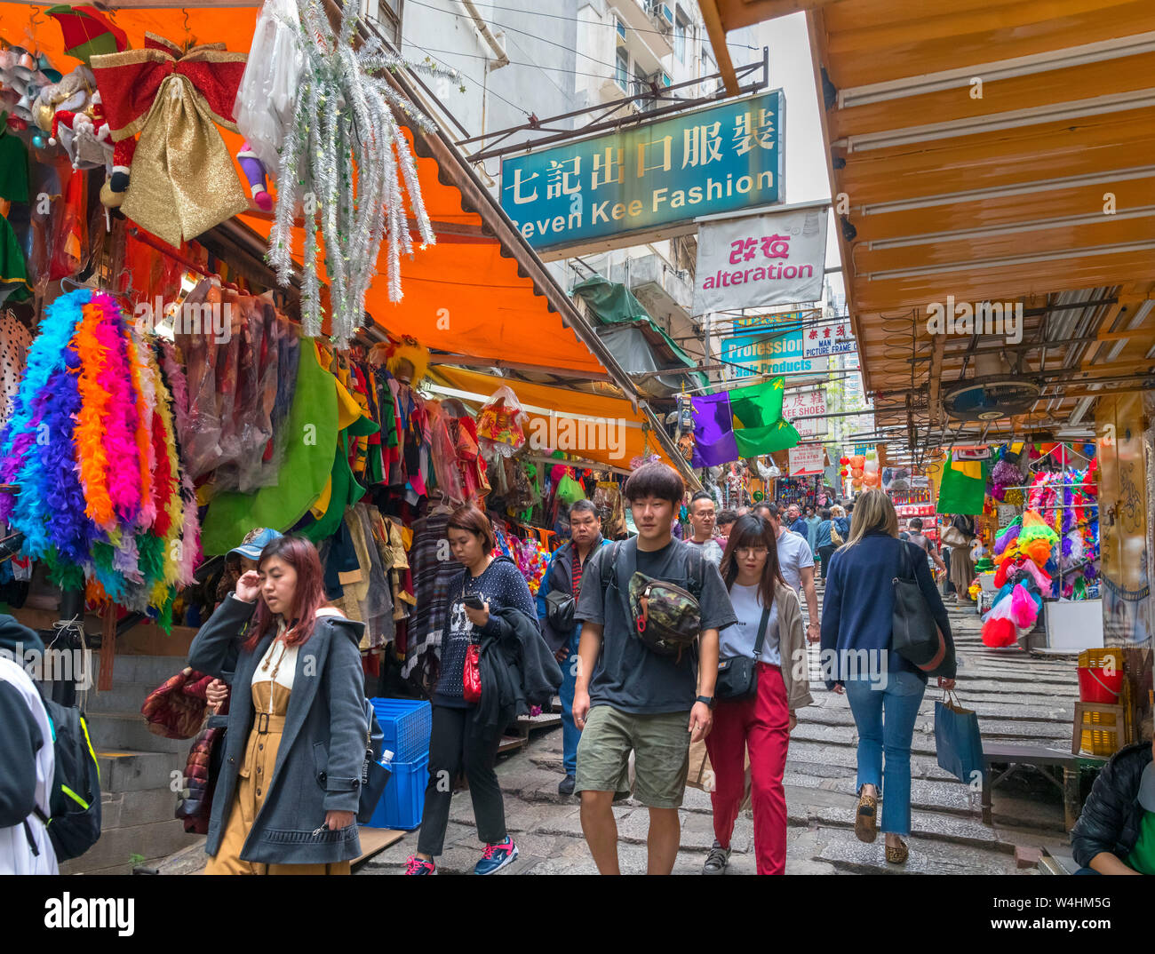 Una folla di gente che su Pottinger Street nel quartiere centrale, Isola di Hong Kong, Hong Kong, Cina Foto Stock