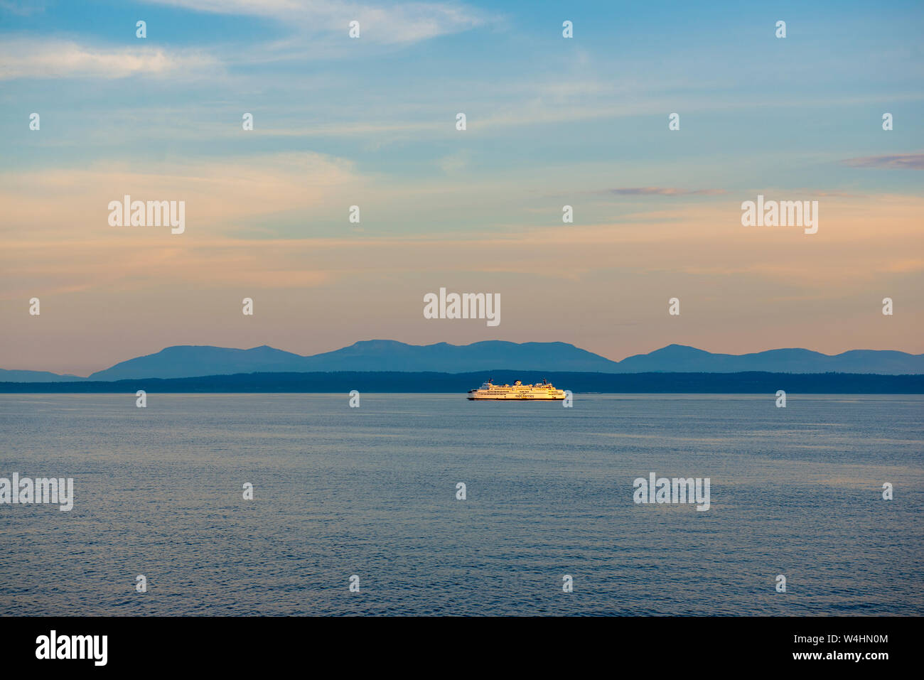 NANAIMO, BC - Giugno 19, 2018: UN BC Ferry barca a vela al tramonto in Nanaimo. BC Ferries offre tutti i principali servizi di traghetto per le comunità costiere ed insulari Foto Stock