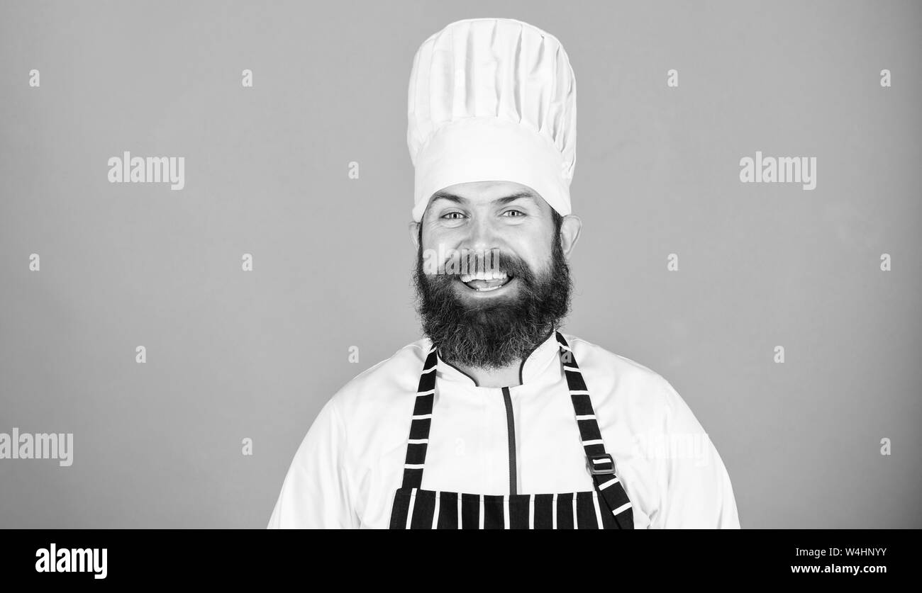 Offerte speciali dello chef. Fiducioso barbuto chef felice bianco uniforme. Provare qualcosa di speciale. I miei segreti suggerimenti culinario. La cottura di facile e piacevole l'occupazione. Diventare chef al ristorante. Allegro chef. Foto Stock